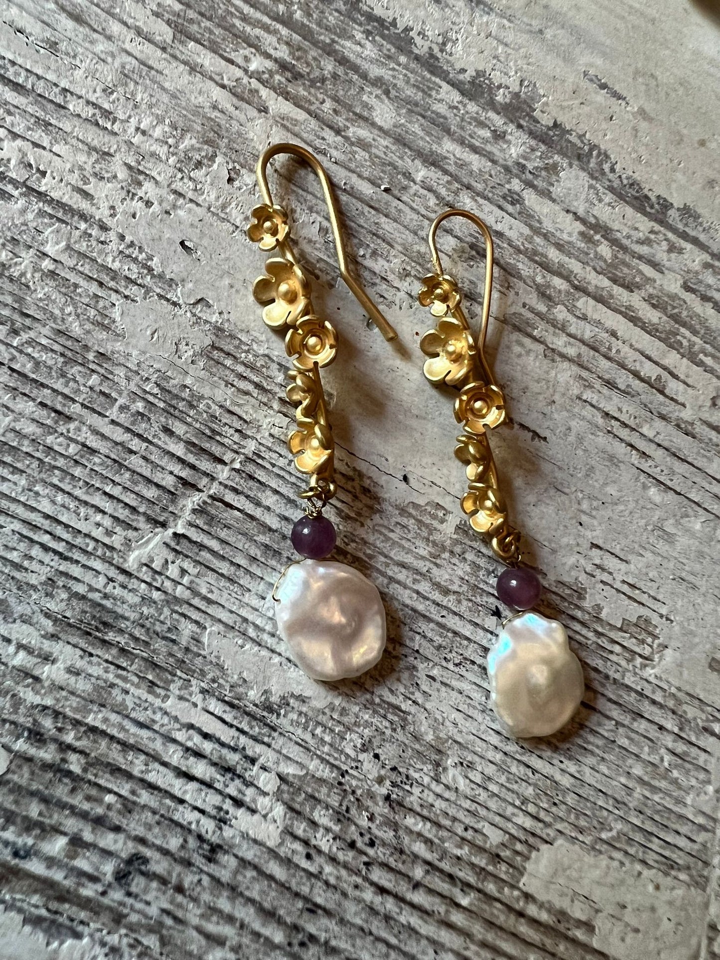 Boucles d'oreilles fleurs et perles dorées